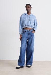 Tommy Jeans CROPPED HOODIE - Felpa con cappuccio - denim medium