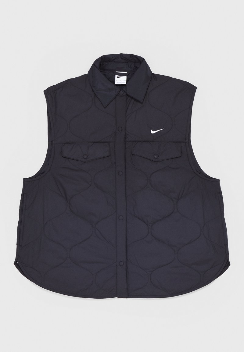 Schwarze gesteppte Weste mit spitzem Kragen, zwei Fronttaschen und Druckknopfverschluss. Mit kleinem weißen Nike-Swoosh-Logo.