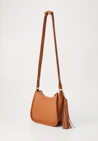 Borsa a spalla in pelle marrone texture con forma curva, lunga tracolla regolabile e un tassello decorativo sul lato.