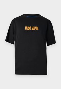 Svart bomull T-skjorte med korte ermer, med "HUGO MANIA" trykt i oransje på forsiden. Rund hals, avslappet passform.