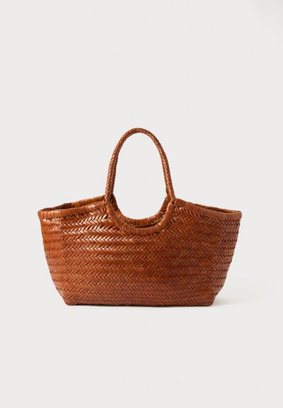 Sac fourre-tout tissé de couleur marron avec une forme large, des poignées tressées et une surface texturée. Il présente un sommet arrondi et un intérieur ouvert.