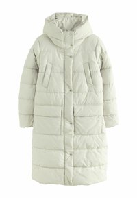 Svetlosivý puffový kabát s kapucňou, ktorý má veľké predné vrecká, cvoky a prešívanú textúru. Stredne dlhý strih poskytuje pokrytie.
