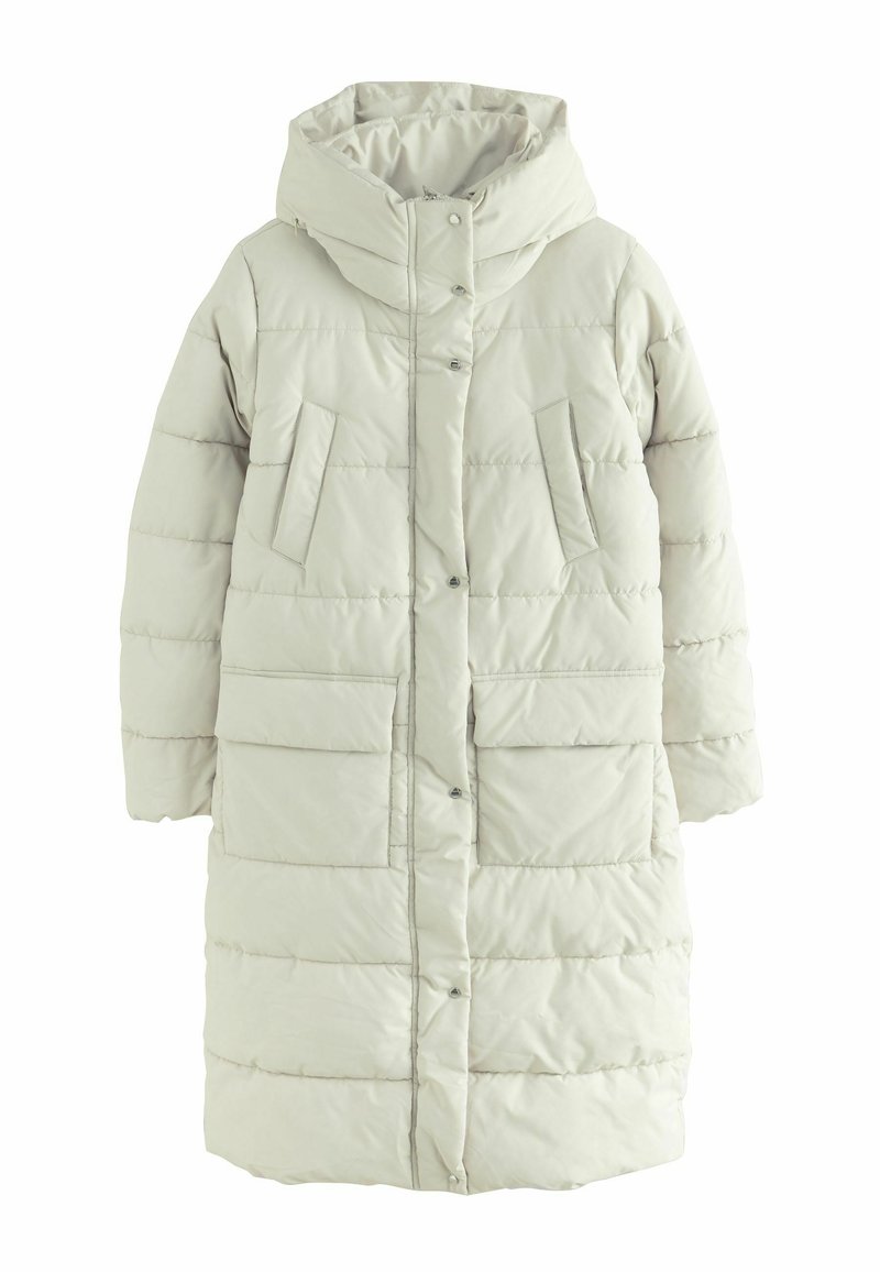 Svetlosivý puffový kabát s kapucňou, ktorý má veľké predné vrecká, cvoky a prešívanú textúru. Stredne dlhý strih poskytuje pokrytie.