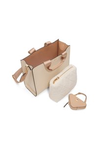 Beigen strukturiert tote bag mit bandförmigen Griffen, begleitet von einer gesteppte weißen Tasche und einem dreieckigen camel-farbenen Schlüsselanhänger.