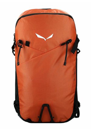 Orange-schwarzer Wanderrucksack mit zwei vorderen Reißverschlusstaschen, verstellbaren Gurten und einem weißen Logo nahe der oberen Mitte.