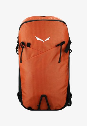 Sac à dos de randonnée orange et noir avec deux poches avant zippées, des bretelles réglables et un logo blanc près du centre supérieur.