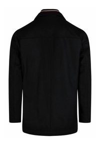 Giacca nera con texture liscia, con colletto a strisce rosse e bianche, taglio dritto e senza chiusure o tasche visibili.