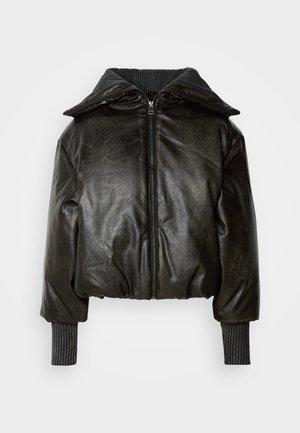 Chaqueta de cuero negro recortada con un grueso cuello acanalado, cierre delantero y mangas texturizadas. Presenta hombros acolchados y puños en las muñecas.