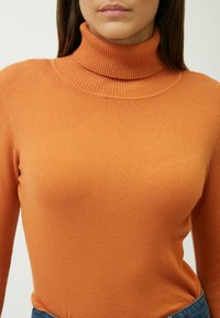 INFLUENCER HIGH-NECK BASIC - Strickpullover - apricot