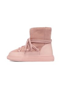 Růžové kotníkové tenisky s hladkým koženým základem a měkkým nubukovým svrškem, s výraznými tkaničkami a texturovanou gumovou podrážkou.