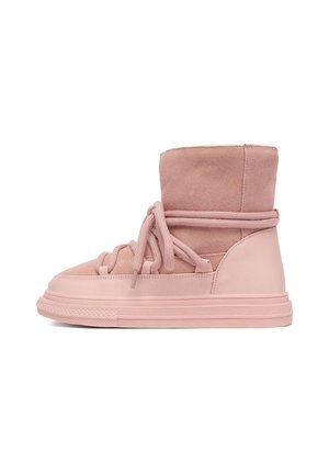 Kõrged roosad sneakers, millel on sile nahkbaas ja pehme sametpealne, silmatorkavate paelte ja tekstuurse kummitaldadega.