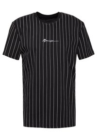 Černé tričko s krátkým rukávem, které má vertikální bílé pruhy a malý, středově umístěný bílý podpisový detail na hrudi. Materiál: bavlna.