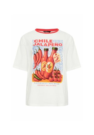 Weißes T-Shirt mit rotem Kragen, bedruckt mit Grafiken von Jalapeño-Chilis, Flaschen scharfer Sauce, Tomaten und Texten über scharfe Chili und natürliche Herkunft.