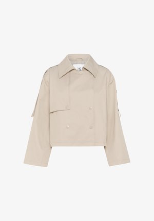 Beige gekürzte Jacke mit weitem Kragen, doppelreihigen silbernen Knöpfen und Schulterklappen; aus glattem, leichtem Stoff gefertigt.