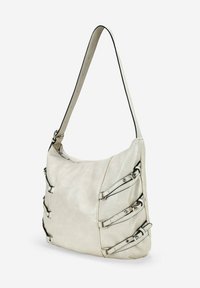 Bolso de hombro de imitación de cuero blanco con acentos de cremallera horizontal, herrajes plateados y una sola correa de hombro plana. Detalle de superficie texturizada.
