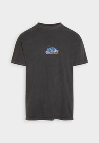 Tmavě šedé bavlněné tričko s kulatým výstřihem a krátkými rukávy. Na přední straně je vyšívaný design hor a text "Matterhorn Resort".