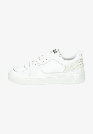 Weiße Sneaker mit einem Obermaterial aus glattem Leder, perforierter Zehenpartie, gepolstertem Zungenbereich und strukturiertem silbernen Akzent an der Ferse. Gummisohle und Schnürsenkel sind enthalten.