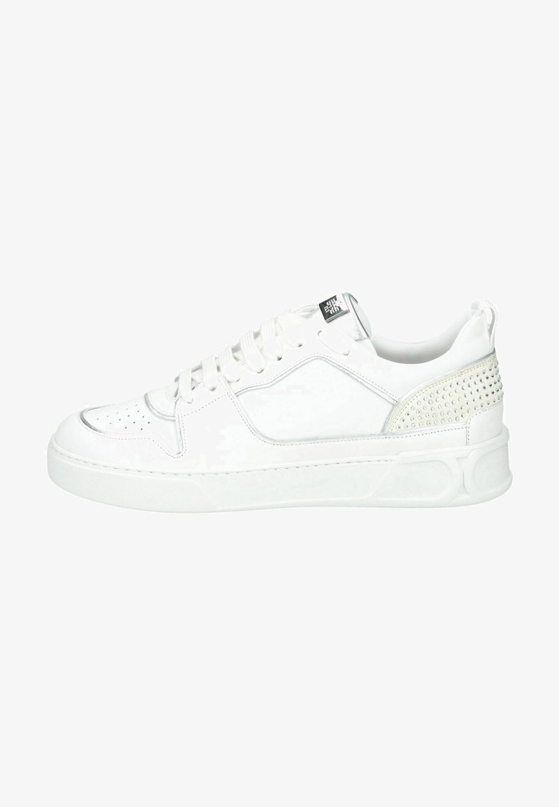Weiße Sneaker mit einem Obermaterial aus glattem Leder, perforierter Zehenpartie, gepolstertem Zungenbereich und strukturiertem silbernen Akzent an der Ferse. Gummisohle und Schnürsenkel sind enthalten.