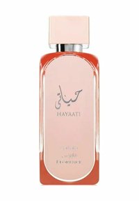 HAYAATI haju pullo on suorakulmainen lasimuotoilu, jossa on liukuvärjätty oranssi pohja ja vaaleanpunainen korkki. Hopeiset tekstit arabialaisilla ja englanninkielisillä merkeillä.