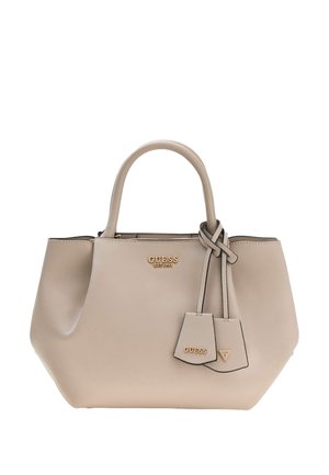 Beige Kunstleder-Handtasche mit doppelten Obergriffen, goldfarbener Logo-Applikation und einem geknoteten Akzent an der Seite. Glatte Textur, strukturierte Form.