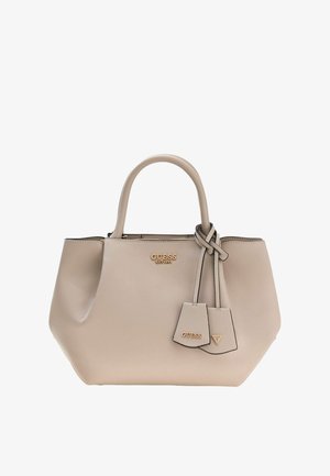 Beige neplederen handtas met dubbele handvatten aan de bovenkant, gouden logo-detail en een geknoopte accent aan de zijkant. Gladde textuur, gestructureerde vorm.
