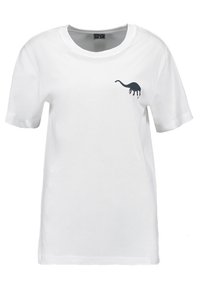 Valkoinen puuvillainen t-paita lyhyillä hihoilla, jossa on pieni sininen dinosauruksen graafinen kuva vasemmassa rintataskussa. Klassinen pyöreä pääntie.