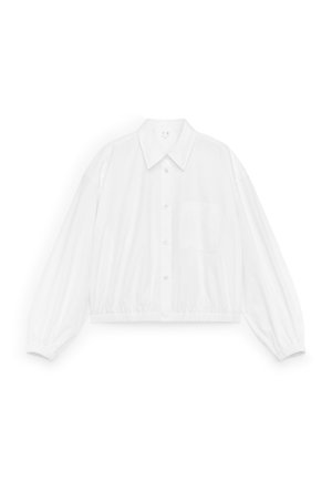 Wit, lang mouw, overhemd met knopen, puntige kraag, borstzak aan de voorkant, elastische zoom en elastische manchetten, plat uitgespreid op een witte achtergrond.