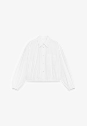 Wit, lang mouw, overhemd met knopen, puntige kraag, borstzak aan de voorkant, elastische zoom en elastische manchetten, plat uitgespreid op een witte achtergrond.