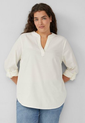Lichtcrème shirt met een V-hals, 3/4 lengte oprol mouwen en een afgeronde zoom. Gemaakt van een zachte, gestructureerde stof. Casual ontwerp.