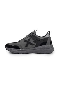 Baskets de sport grises avec des accents noirs, en mesh respirant, en daim texturé et avec une semelle marbrée. Elles disposent de lacets ronds et d'un col rembourré.