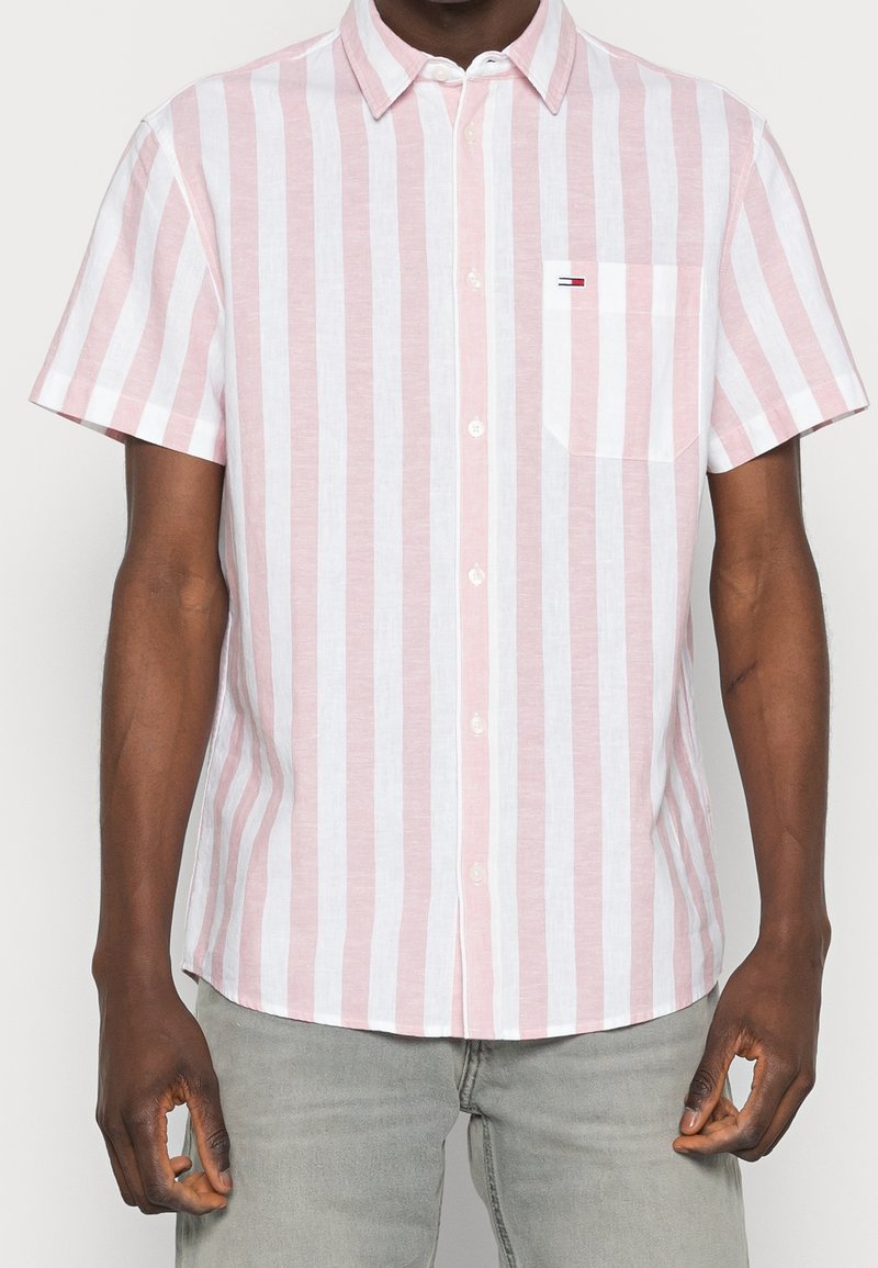 Camicia a maniche corte con bottoni, in strisce verticali rosa e bianche, dotata di colletto, taschino frontale e tessuto leggero.