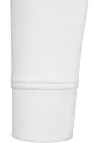 Witte katoenen sweatshirtmanchetten met een ribbelstructuur, een gladde afwerking en een naaddetail bij de overgang van het lichaam naar de manchetten.