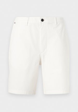 Pantalones cortos blancos hasta la rodilla con trabillas para cinturón, cierre frontal con botones y bolsillos laterales sobre un fondo liso.