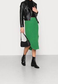 Gina Tricot Pouzdrová sukně - green