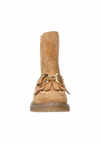 Tan suede laars met een hoge uitstraling, gelaagd franjerand en een gouden hardwareaccent. Getextureerde zool met een patroon voor grip.
