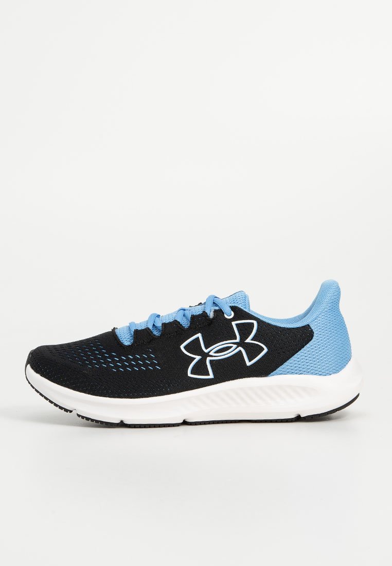 Zapatilla deportiva negra con acentos azules, parte superior de tejido de malla y entresuela blanca. Presenta cierre con cordones y suela de goma texturizada.