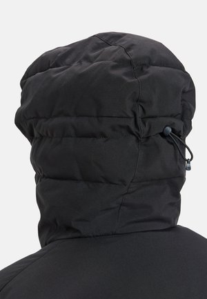 Zwarte geïsoleerde gevoerde jas met capuchon, voorzien van een quilted ontwerp, verstelbare trekkoord en een zachte textuur. De achterkant is naadloos met een afgeronde vorm.