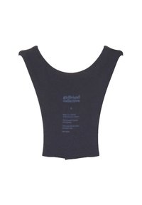 Fekete, széles pántos crop top, melyen a „girlfriend collective” felirat és a használati utasítások fehérrel vannak nyomtatva elöl, középen.