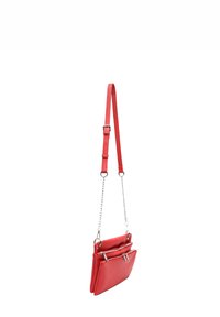 Borsa a tracolla rossa in pelle con una finitura texturizzata, due scomparti con zip e una tracolla a catena removibile. Design piatto con una silhouette elegante.