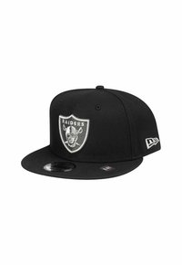 Schwarze Mütze aus Stoff mit einem flachen Schild. Verfügt über ein gesticktes Raiders-Logo auf der Vorderseite und ein kleines Etikett an der Seite.