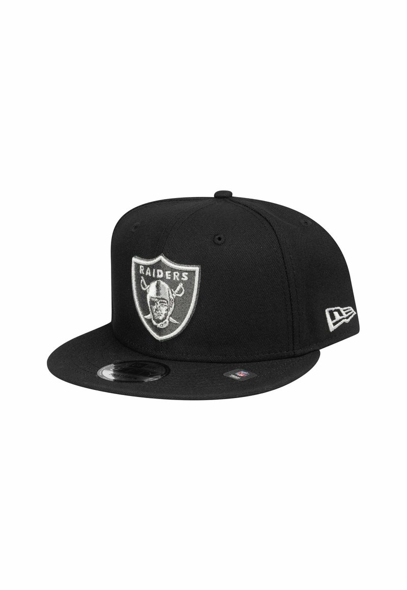 Schwarze Mütze aus Stoff mit einem flachen Schild. Verfügt über ein gesticktes Raiders-Logo auf der Vorderseite und ein kleines Etikett an der Seite.