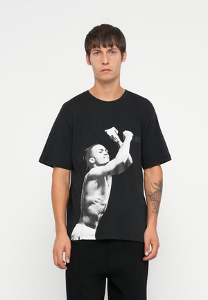 ONSTENTACION LIFE TEE - Print T-shirt - jet black