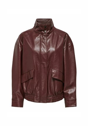 Chaqueta de cuero burdeos con un alto cuello, cierre frontal de cremallera y dos grandes bolsillos; cuenta con una banda elástica en el dobladillo y una textura suave.