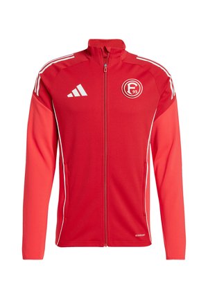 Rote Sportjacke mit durchgehendem Reißverschluss, weißen Adidas-Streifen auf den Schultern, Adidas-Logo auf der linken Brust und dem Emblem des Fußballclubs Fortuna Düsseldorf F95 auf der rechten Brust.