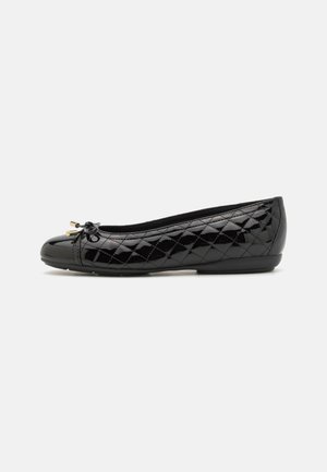 Ballerines noires en cuir verni avec un bout arrondi, une texture matelassée, un nœud décoratif et des accents en métal doré.