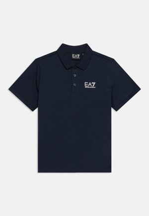 Polo bleu marine à manches courtes avec col et trois boutons, avec logo blanc EA7 Emporio Armani sur la poitrine gauche.