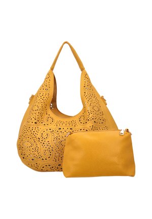 Geantă tote din piele galbenă cu modele florale perforate și pouch simplu asortat cu fermoar pe fundal alb.