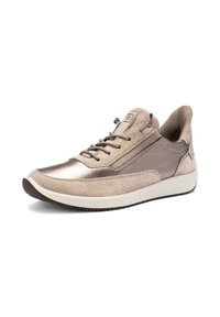 Basket beige en cuir suédé avec des accents métalliques, bout arrondi, surface texturée, lacets à l'avant et semelle épaisse blanche.