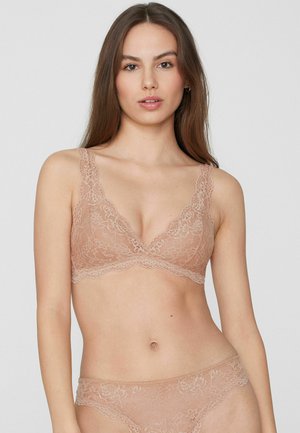 Bralette in pizzo e slip abbinati in un morbido colore nudo. Design a scollo a V, bordi smerlati e dettagli con motivo floreale su tutta la superficie.