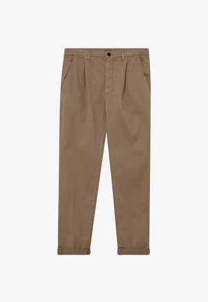 Pantalones de algodón marrón con un corte relajado, que cuentan con bolsillos laterales, un dobladillo vuelto y un cierre de botón. Textura suave y diseño minimalista.